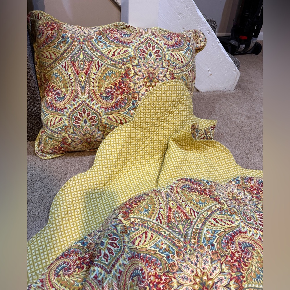 Queen size reversible Paisley Patterned Quilted Coverlet and sham